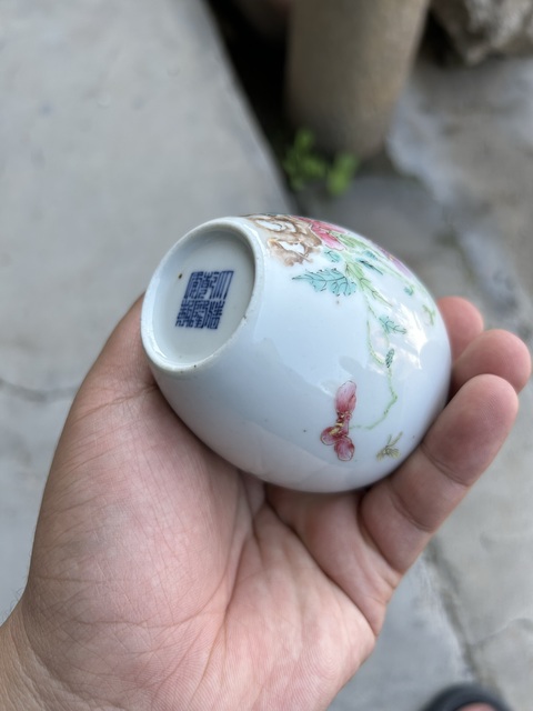 古玩陶瓷粉彩洞石花卉紋蛋型水盂真品鑒賞圖