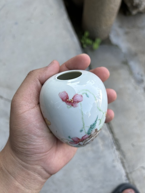 古玩陶瓷粉彩洞石花卉紋蛋型水盂真品鑒賞圖