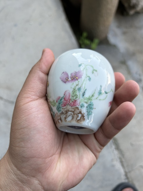 古玩陶瓷粉彩洞石花卉紋蛋型水盂真品鑒賞圖