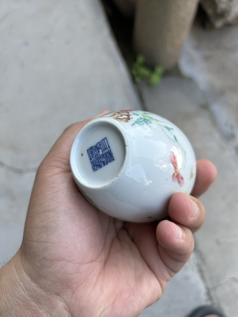 古玩陶瓷粉彩洞石花卉紋蛋型水盂真品鑒賞圖