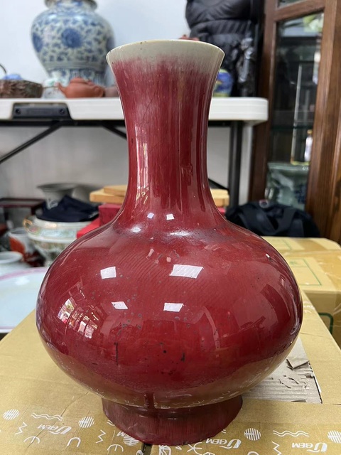 古玩陶瓷郎紅釉賞瓶真品鑒賞圖