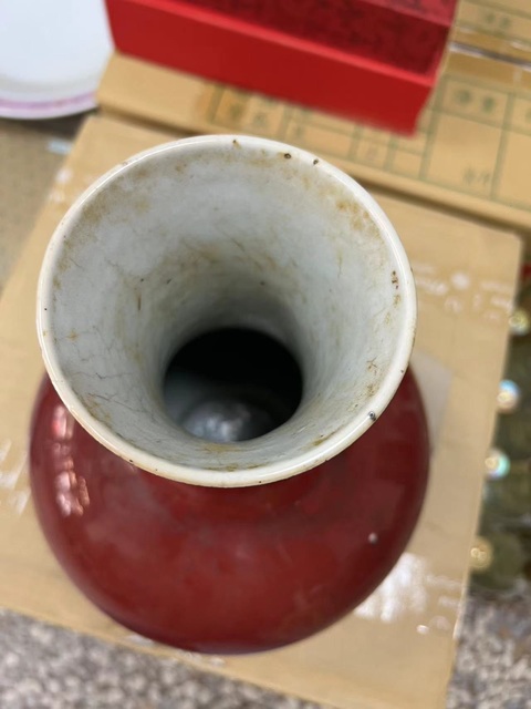 古玩陶瓷郎紅釉賞瓶真品鑒賞圖