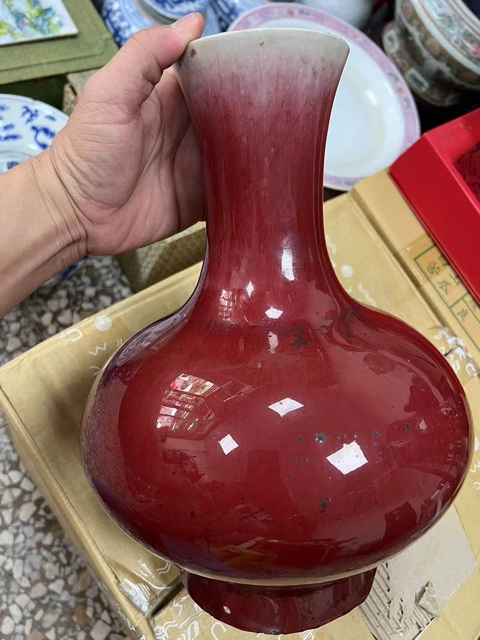 古玩陶瓷郎紅釉賞瓶真品鑒賞圖