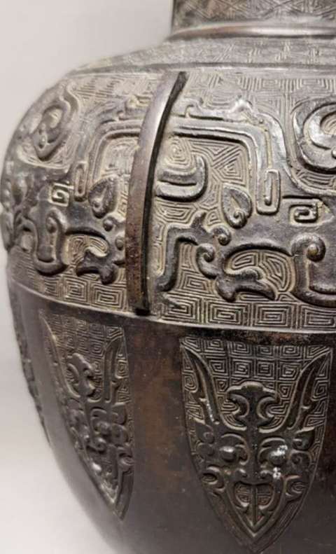 古玩銅器獸面紋雙龍耳瓶真品鑒賞圖
