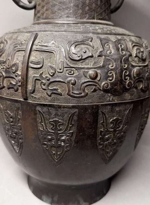 古玩銅器獸面紋雙龍耳瓶真品鑒賞圖