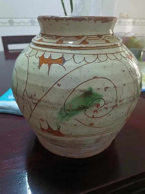 古玩陶瓷三彩刻花罐真品鑒賞圖