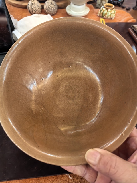 古玩陶瓷龍泉青瓷黃釉刻花碗真品鑒賞圖