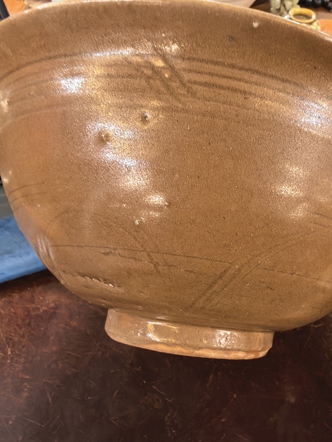 古玩陶瓷龍泉青瓷黃釉刻花碗真品鑒賞圖