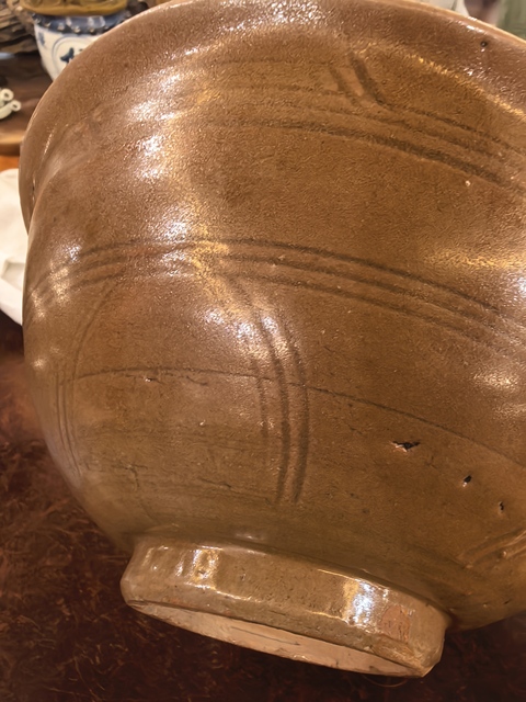 古玩陶瓷龍泉青瓷黃釉刻花碗真品鑒賞圖