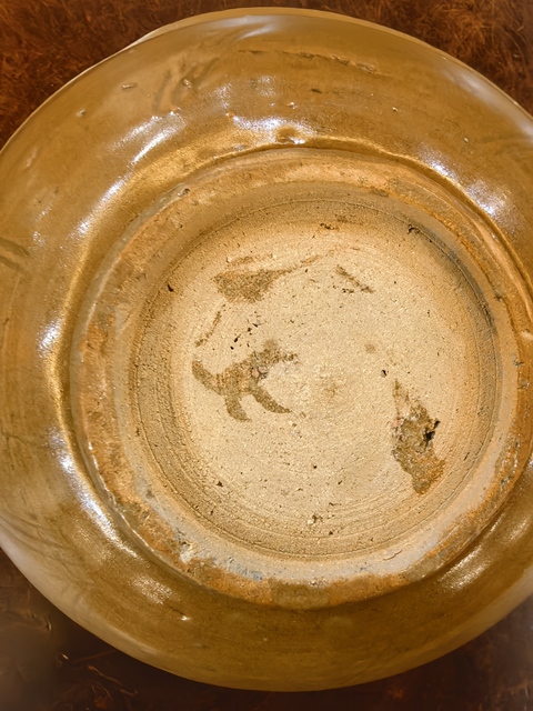 古玩陶瓷龍泉青瓷黃釉刻花碗真品鑒賞圖