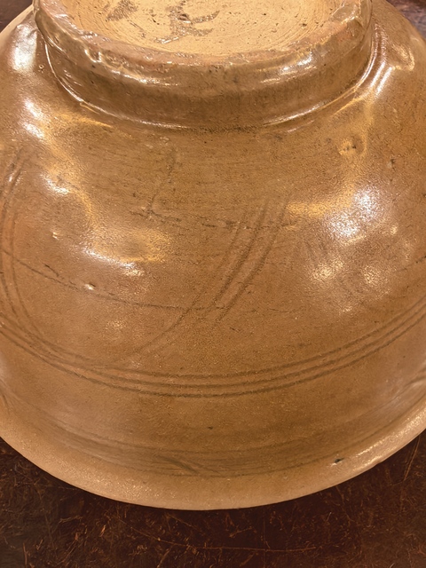 古玩陶瓷龍泉青瓷黃釉刻花碗真品鑒賞圖