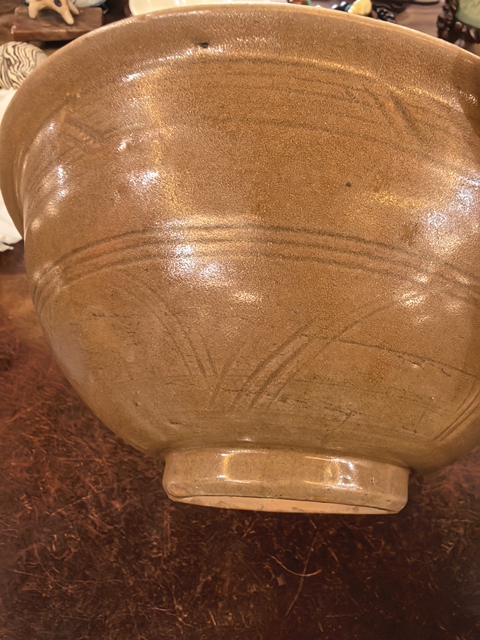 古玩陶瓷龍泉青瓷黃釉刻花碗真品鑒賞圖