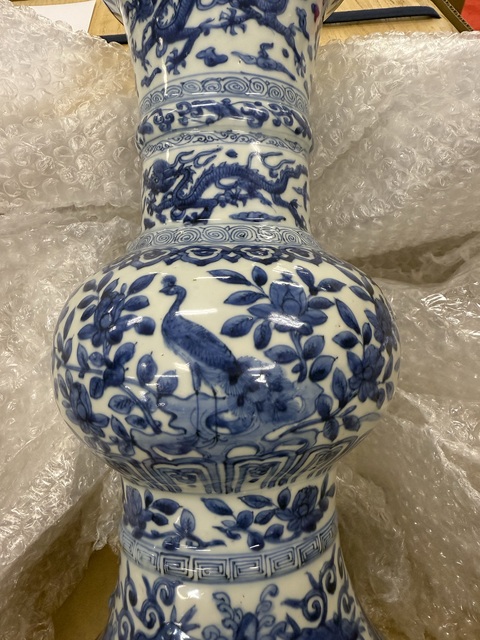 古玩陶瓷龍鳳紋青花瓶真品鑒賞圖