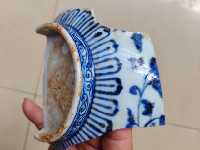 古玩陶瓷明永宣 官窯青花纏枝蓮紋碗殘片（官）真品鑒賞圖