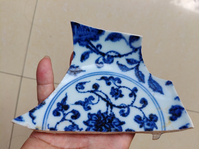 古玩陶瓷明永宣 官窯青花纏枝蓮紋碗殘片（官）真品鑒賞圖