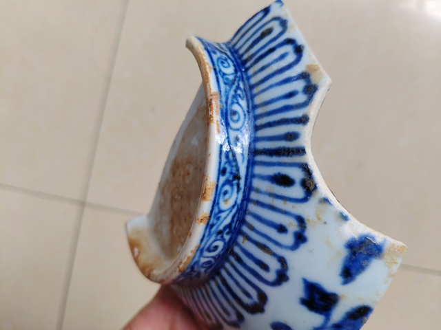 古玩陶瓷明永宣 官窯青花纏枝蓮紋碗殘片（官）真品鑒賞圖