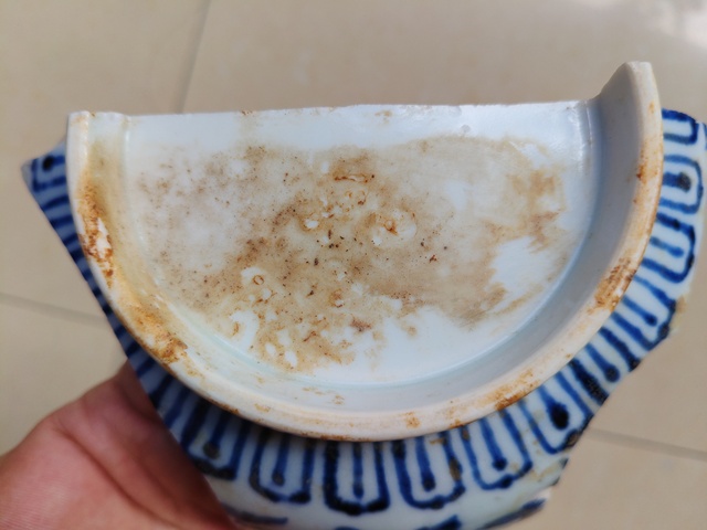 古玩陶瓷明永宣 官窯青花纏枝蓮紋碗殘片（官）真品鑒賞圖