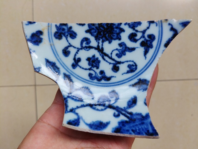 古玩陶瓷明永宣 官窯青花纏枝蓮紋碗殘片（官）真品鑒賞圖