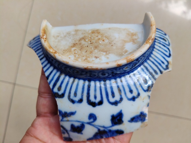 古玩陶瓷明永宣 官窯青花纏枝蓮紋碗殘片（官）真品鑒賞圖