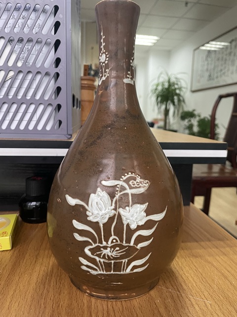 古玩陶瓷醬釉堆白花卉紋膽瓶真品鑒賞圖