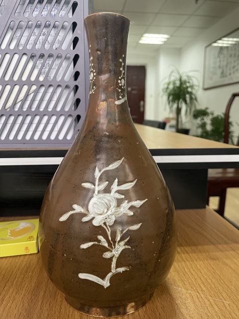 古玩陶瓷醬釉堆白花卉紋膽瓶真品鑒賞圖