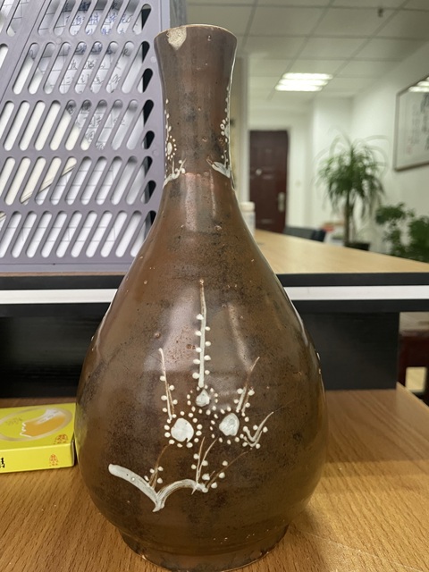 古玩陶瓷醬釉堆白花卉紋膽瓶真品鑒賞圖