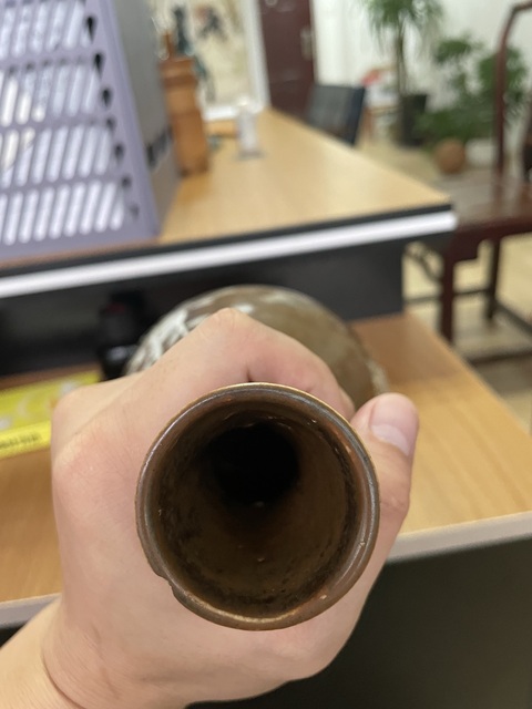 古玩陶瓷醬釉堆白花卉紋膽瓶真品鑒賞圖
