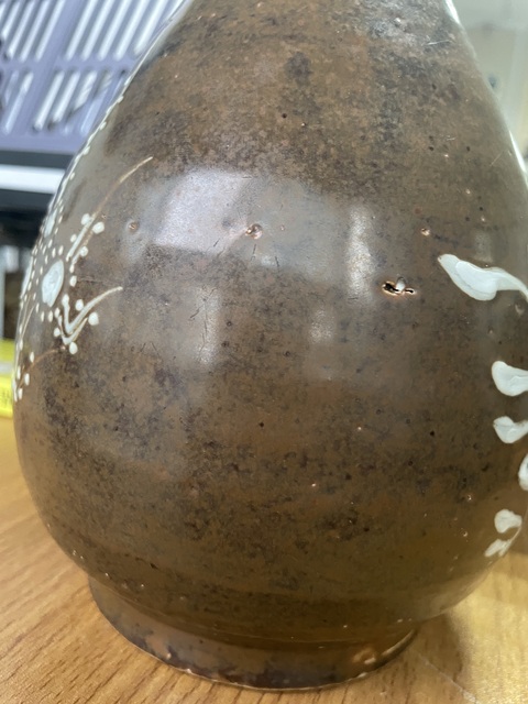 古玩陶瓷醬釉堆白花卉紋膽瓶真品鑒賞圖