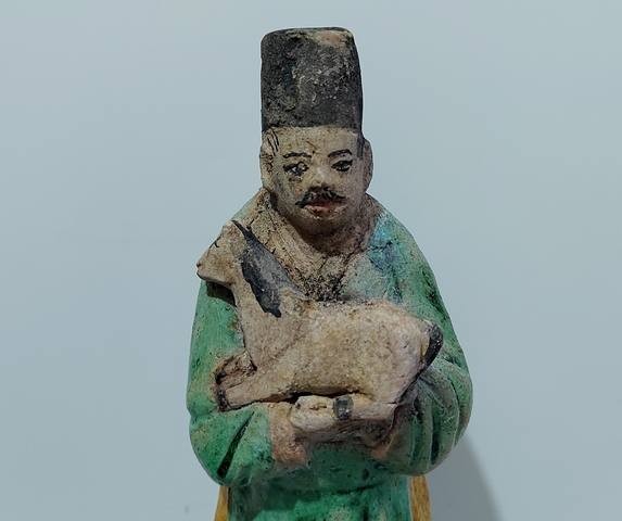 古玩陶瓷明代三彩捧馬生肖人物俑拍賣，當前價格418元