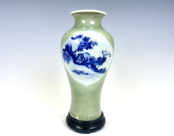 古玩陶瓷清中期·豆青釉青花留白開窗廣口梅瓶拍賣,當(dāng)前價格2880元