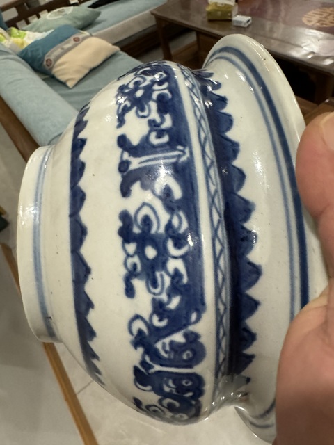 古玩陶瓷青花夔龍紋香爐真品鑒賞圖