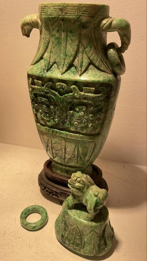 古玩玉器翡翠雕“獸鈕雙耳瓶”真品鑒賞圖