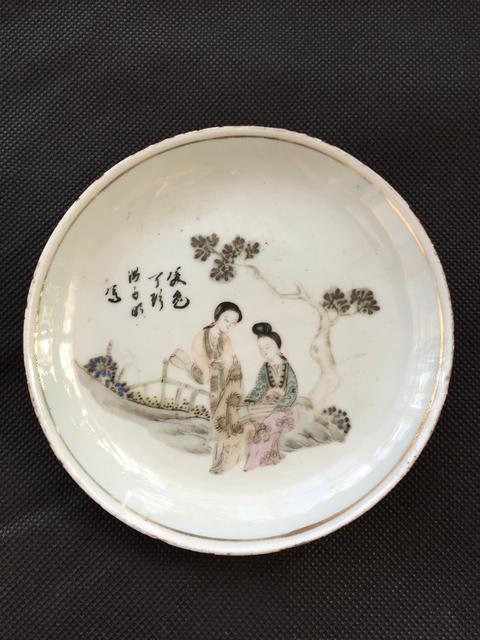古玩陶瓷仕女紋粉彩盤真品鑒賞圖