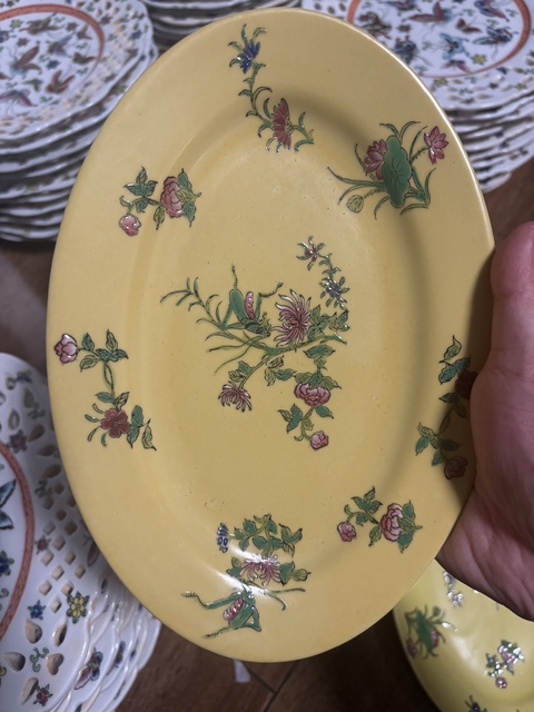 古玩陶瓷米黃地粉彩花卉紋盤真品鑒賞圖