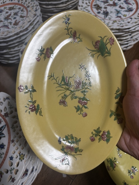 古玩陶瓷米黃地粉彩花卉紋盤真品鑒賞圖