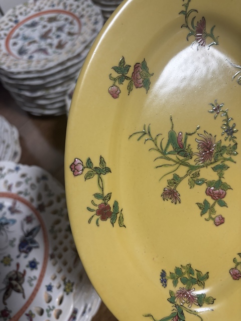 古玩陶瓷米黃地粉彩花卉紋盤真品鑒賞圖