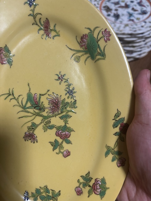 古玩陶瓷米黃地粉彩花卉紋盤真品鑒賞圖
