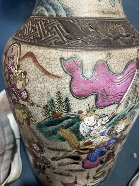 古玩陶瓷清中晚期哥釉粉彩刀馬旦人物大瓶真品鑒賞圖