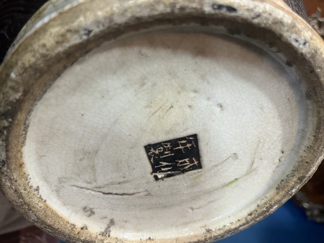 古玩陶瓷清中晚期哥釉粉彩刀馬旦人物大瓶真品鑒賞圖