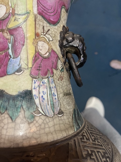 古玩陶瓷清中晚期哥釉粉彩刀馬旦人物大瓶真品鑒賞圖