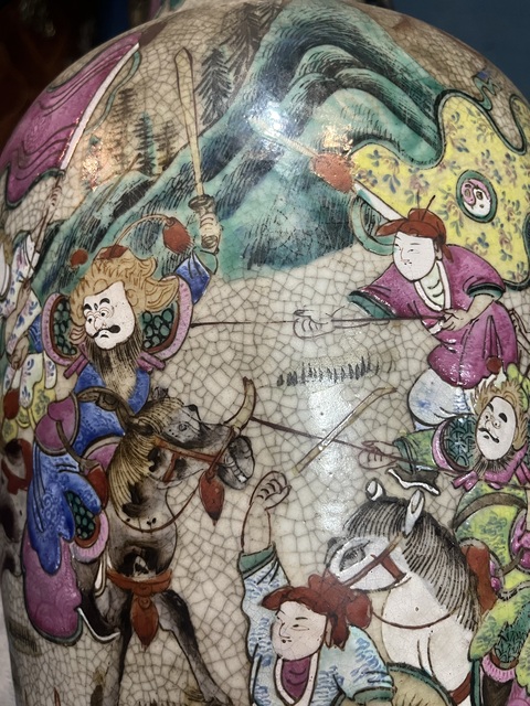 古玩陶瓷清中晚期哥釉粉彩刀馬旦人物大瓶真品鑒賞圖