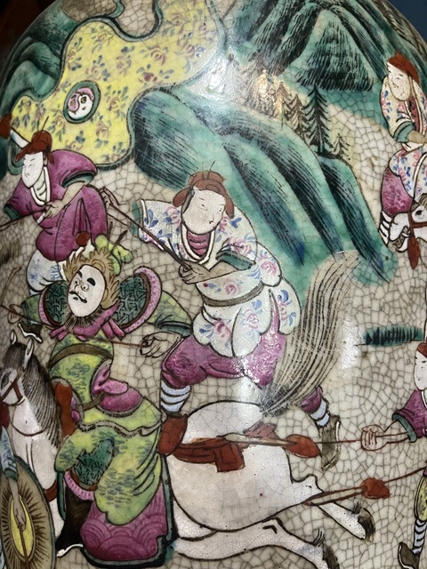古玩陶瓷清中晚期哥釉粉彩刀馬旦人物大瓶真品鑒賞圖
