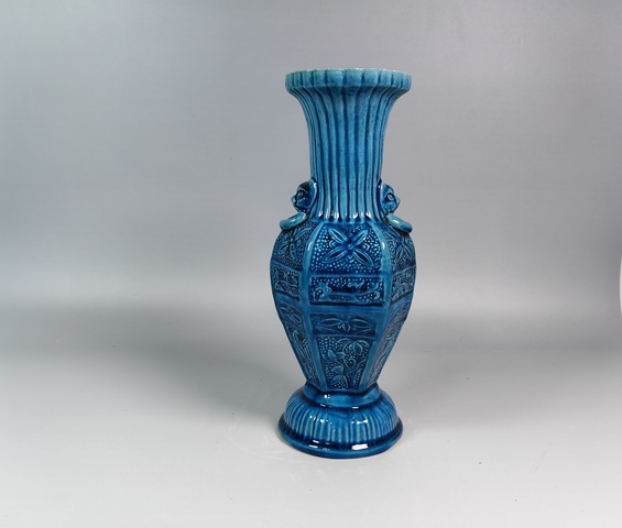 古玩陶瓷民國孔雀藍釉浮雕花卉紋獸耳六方賞瓶真品鑒賞圖