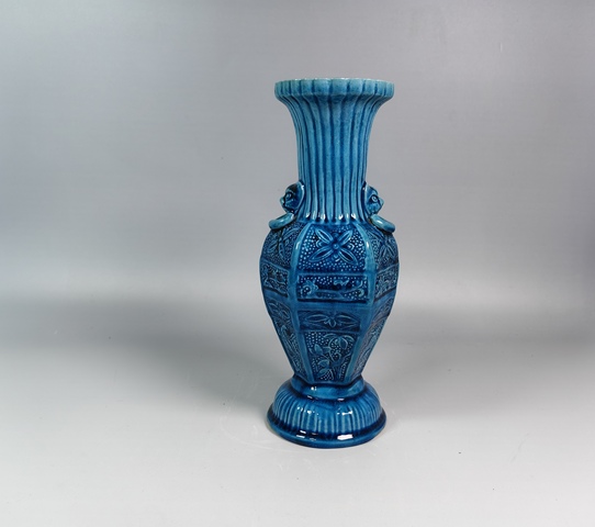 古玩陶瓷民國孔雀藍釉浮雕花卉紋獸耳六方賞瓶真品鑒賞圖