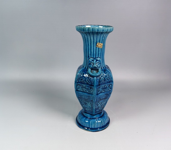 古玩陶瓷民國孔雀藍釉浮雕花卉紋獸耳六方賞瓶真品鑒賞圖