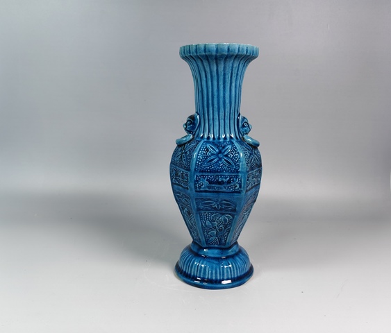 古玩陶瓷民國孔雀藍釉浮雕花卉紋獸耳六方賞瓶真品鑒賞圖