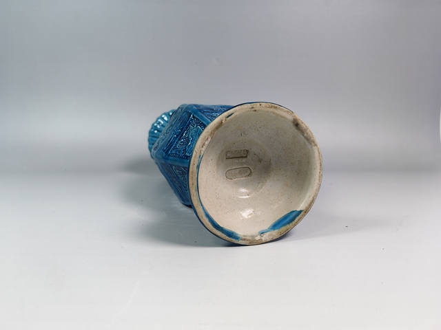 古玩陶瓷民國孔雀藍釉浮雕花卉紋獸耳六方賞瓶真品鑒賞圖