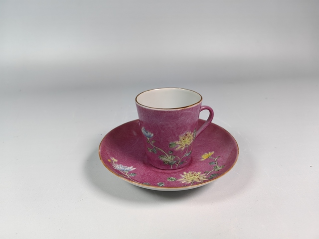 古玩陶瓷民國胭脂紅軋道粉彩花卉紋咖啡杯碟真品鑒賞圖