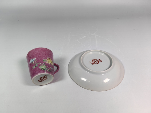 古玩陶瓷民國胭脂紅軋道粉彩花卉紋咖啡杯碟真品鑒賞圖