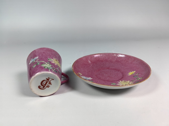 古玩陶瓷民國胭脂紅軋道粉彩花卉紋咖啡杯碟真品鑒賞圖
